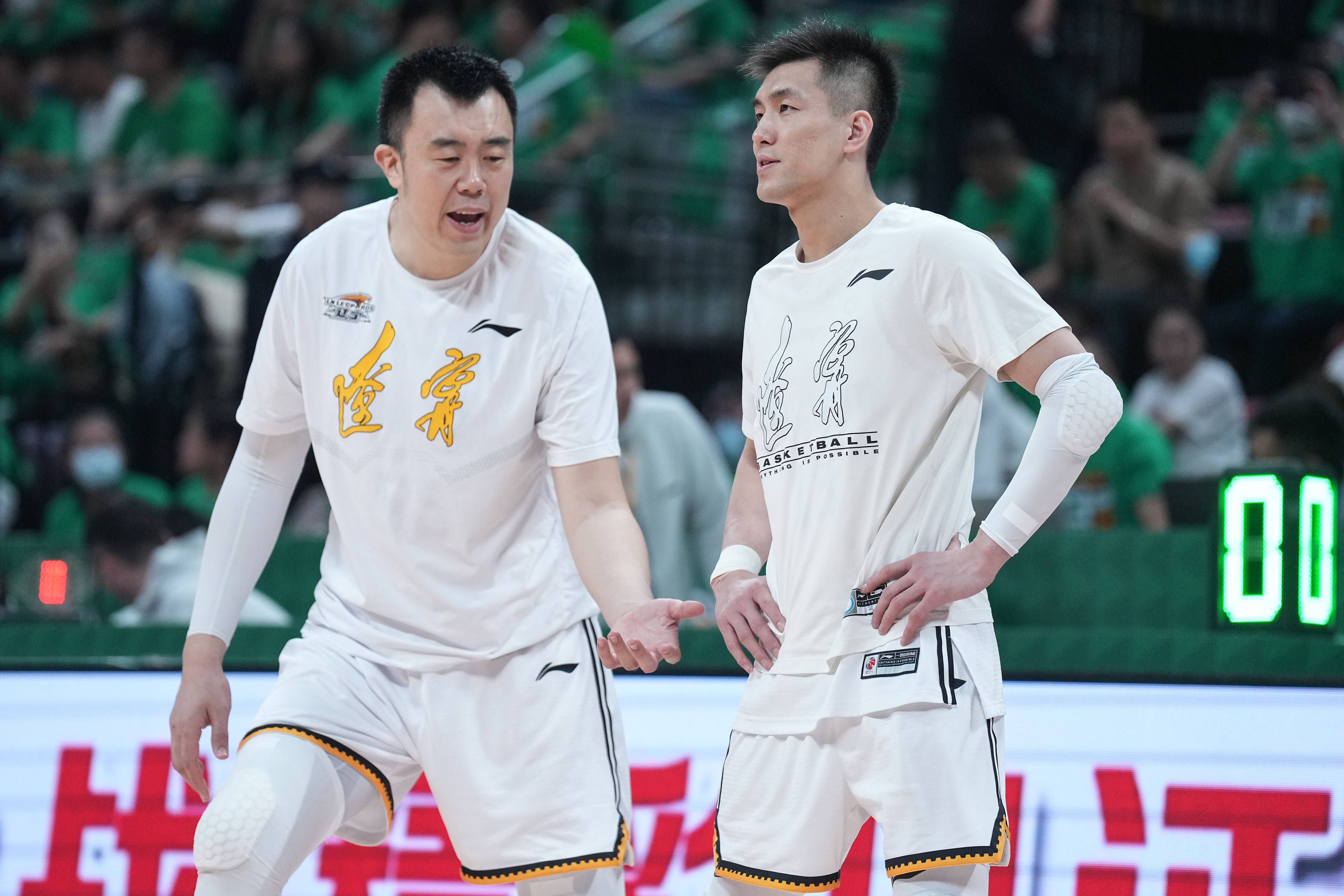 近日，张玉宁、戴伟浚、林良铭等队员在上海申花体能教练欧文的带领下已展开训练，还有部分队员假期内在健身房锻炼。