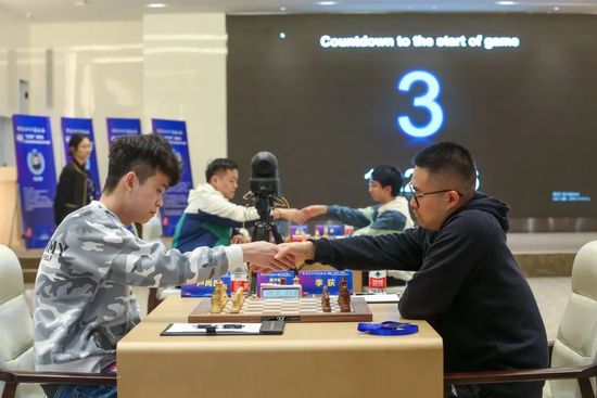 被疑有“暴力偏向”的差人吴英雄（赵又廷 饰），第一次办案就上演冒死飞车追逐年夜戏，撞毁了几条街道，被迫令遏制办案的他，仍在追踪一出古怪案件。而在海港城另外一头，自称“三联会三级干部”的黑道上班族徐达夫（黄渤 饰），为了女人调用帮派黑金私运钻石，买卖时突遭神秘步队乱枪扫射，混 乱当中来到现场的吴英雄，本觉得只是一场暗盘买卖，但在逮住徐达夫以后，一场年夜灾害起头了……                                  　　在特警军队+外国杀手+神秘美男（杨颖 饰）的连环夺命，直升机+重机枪+火箭弹的全城追杀下，一个公理感过甚的差人，和一个喜感实足的黑帮，不能不构成另类“双雄”，除流亡，他们还得面临一场大难，由于那口装着钻石的箱子没那末简单，36个小时后，海港城就将扑灭，而真实的仇敌，仿佛永久都比他们快一步……